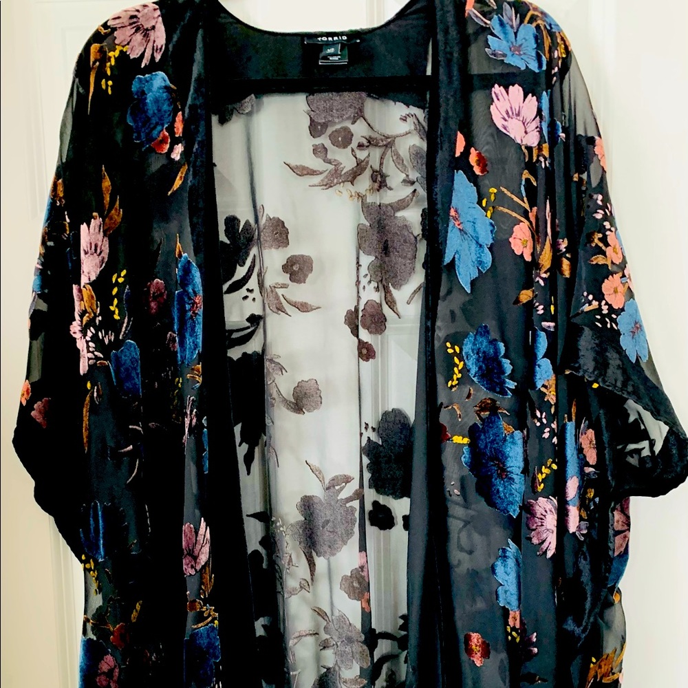Stunning TORRID black and floral velvet kimono size 1/2
